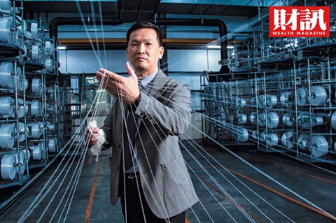 根据《财讯》报导，不到五十岁的邱仓沛接手宜进老厂，自立门户宜新，靠着改良弹性纱的独门技术、少量多样客制化，及亲力亲为的坚持，做到市占最大，也掳获织布大厂的心。(图/财讯提供)