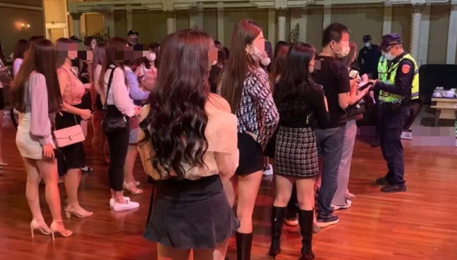 圖為高雄警方昔日於執行酒店臨檢及稽查酒店小姐是否攜帶小黃卡勤務，非當事業者。（資料照）