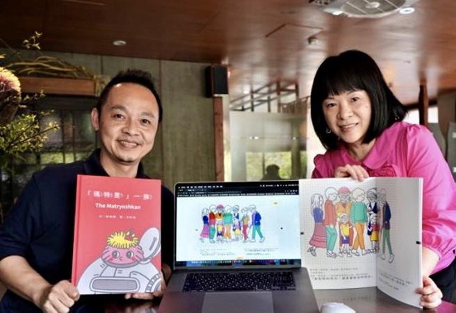 （普生数位科技总监陈达得（左）与团队成员顏佩娟说，「玛特里」一族数位绘本教材，可满足不同理解程度学生需求！图／业者提供）