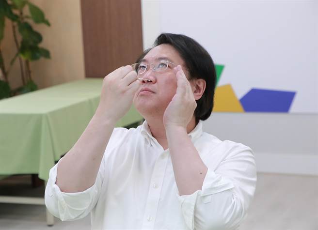 基隆市长林右昌，亲自拍摄影片教导市民如何正确使用快筛试剂。（基隆市政府提供／陈敬哲基隆传真）