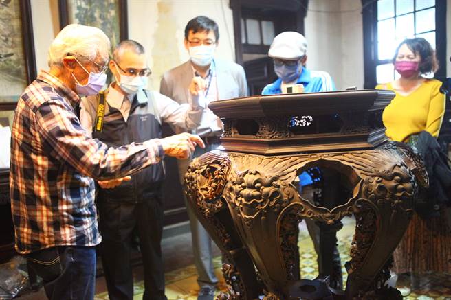 艺师游礼海（左一）7日前往台北市定古蹟陈天来故居，调查故居内木作家具。（张立勋摄）