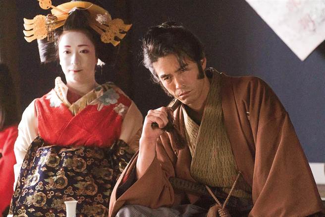 伊藤英明（右）成功演绎芹泽鸭的正反共存形象，展现压倒性存在感。（采昌提供）