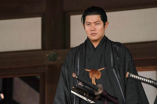 铃木亮平为《燃烧的剑》减掉先前拍摄大河剧所增胖的27公斤。（采昌提供）