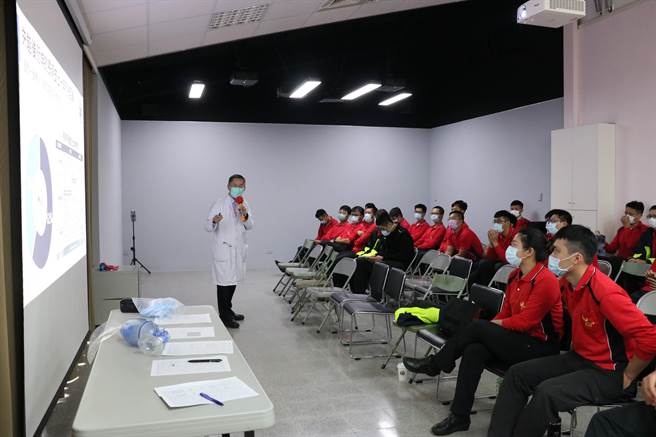 為了掌握腦中風的黃金急救期，宜蘭地區消防隊上個月邀請羅東博愛醫院神經內科主任曾弘斌與醫師高志堅，針對腦中風急救特殊性舉辦教育講座。（羅東博愛醫院提供／吳佩蓉宜蘭傳真）