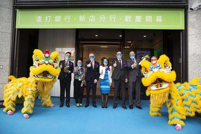 （渣打銀行新店分行7日正式開幕，是首家新北地區引進渣打集團 「Next Gen未來世代」分行設計理念。圖／業者提供）