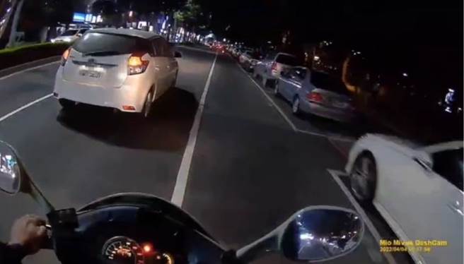 高雄陳姓女子懷胎5個月，卻在4日因為提重物突然腹部疼痛、大量出血，李姓丈夫見狀後，駕車帶妻子前往醫院就醫，路上遇到塞車，警方立即替夫妻開道，短短6分鐘就抵達5公里外的長庚醫院，經治療後母子均安。（翻攝畫面／洪浩軒高雄傳真）