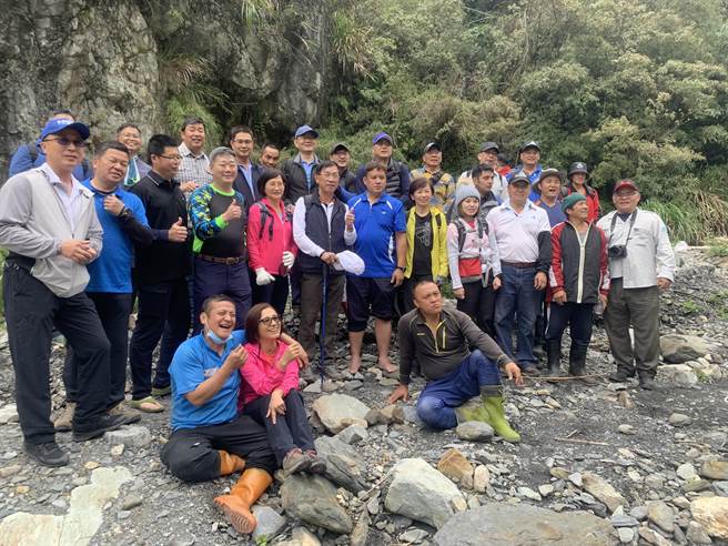 南投县长林明溱，7日率队踏勘乐乐谷温泉头。（廖志晃摄）