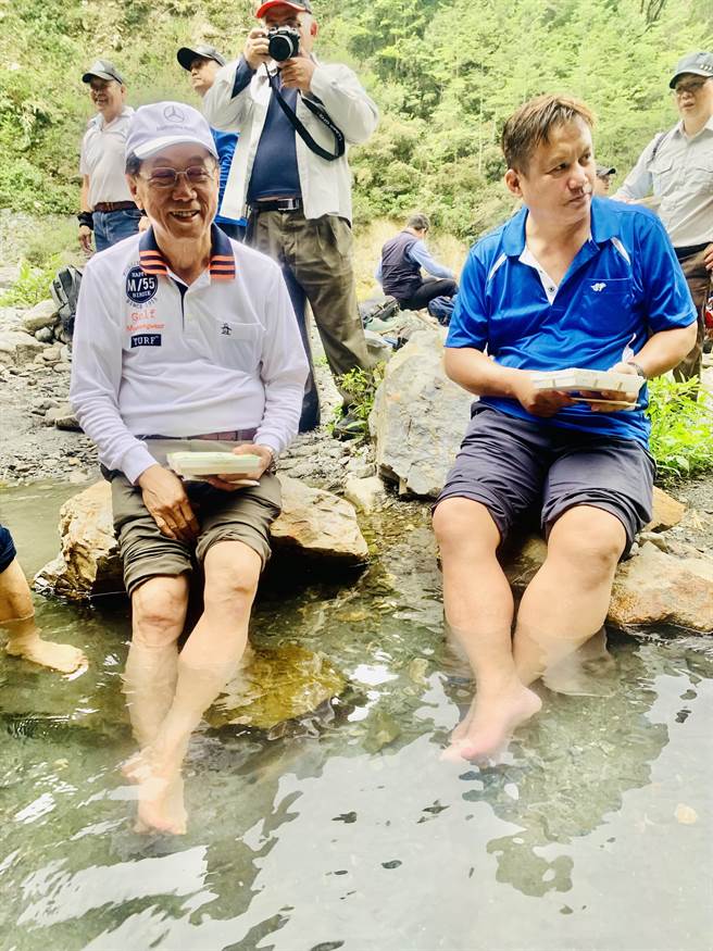 南投县长林明溱（左），体验乐乐谷野溪温泉。（廖志晃摄）