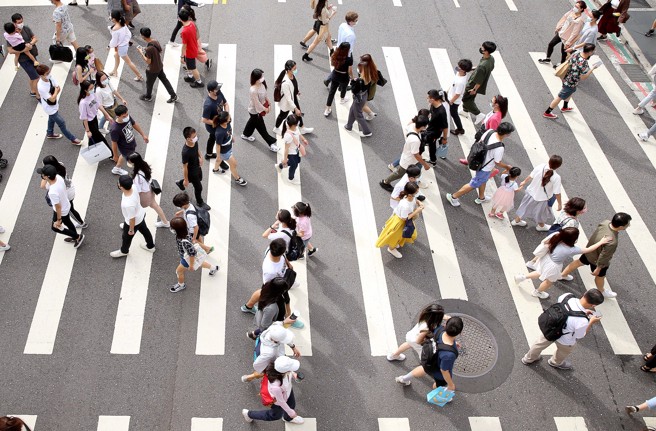 行人违规件数连年攀升，平均每年增加4000件。（示意图／资料照）