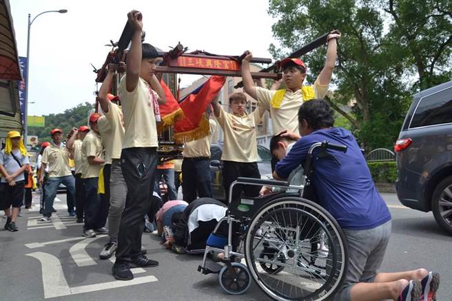 疫情升温，本土确诊连日破百，三峡3大老庙之一的兴隆宫指出，政府禁止钻轿、打三剂等规定已大幅限制可参与人数，且遶境往年都在校园休息，如今三峡校园群聚风险高，举办遶境机率极低。图为去年遶境画面。（蔡雯如摄）