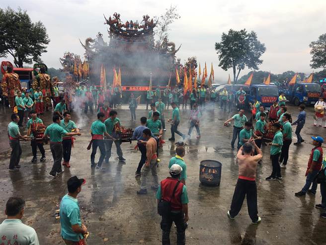 至今已有20多年歷史的三峡紫微天后宫北三妈遶境活动，原订16日展开，但庙方获北三妈临时指示，掷筊后确定延期。图为2019年遶境画面。（三峡紫微天后宫提供）