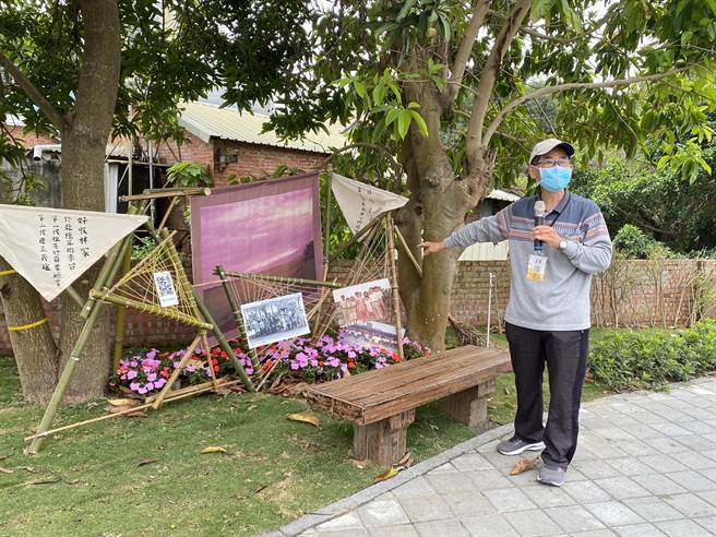 中正大学重构大学路计画「烈风光影户外照片展」7日上午开展，嘉义县民雄乡丰收村林家后代林伟烈带着学生导览，讲述在地人文歷史。（张亦惠摄）