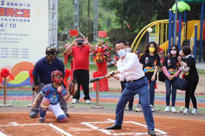 嘉義縣長翁章梁7日到嘉義縣中埔鄉同仁國小參加第七屆健豪同仁盃全國少年軟式棒球錦標賽開賽儀式。（張亦惠攝）