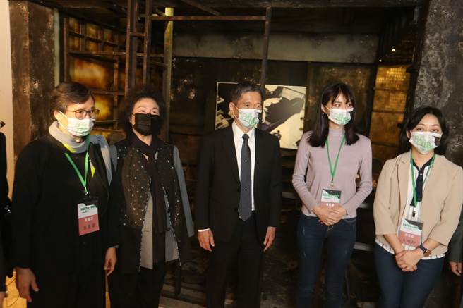 郑南榕夫人叶菊兰（左起）、监察院长陈菊、文化部长李永得等人共同参观复制的焚烧后杂志社现场。（杜宜谙摄）