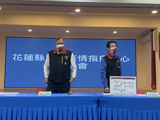 花蓮縣府代理祕書長饒忠（左）、衛生局長朱家祥，說明今確診個案狀況，其中有2人為9歲學童，目前學校因應措施。(羅亦晽攝）