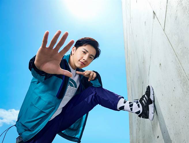 坤达演绎adidas SUMMER ATTACK男款系列服饰，以代表大海与自然的蓝、绿撞色设计，展演夏季清爽活力。（adidas提供）