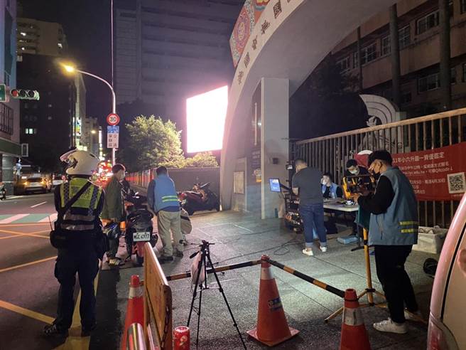 桃園警察分局6日20至22時，與桃園市政府環境保護局及桃園監理站攜手合作，在桃園市桃園區桃園國小前，共同執行取締噪音車勤務。（警方提供）