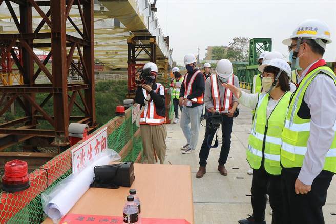 嘉義市長黃敏惠（右二）視察盧山橋新建工程施工情形。（廖素慧攝）