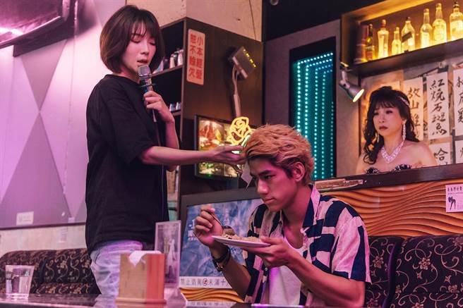 蔡淑臻（左）、朱轩洋在《村里来了个暴走女外科》大谈姊弟恋。（公视提供）