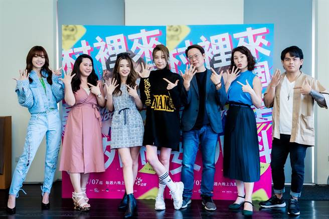 陈怡叡（左起）、苏滢、杜姸、蔡淑臻、导演赖孟杰、许乃涵、张再兴出席《村里来了个暴走女外科》试片会。（公视提供）