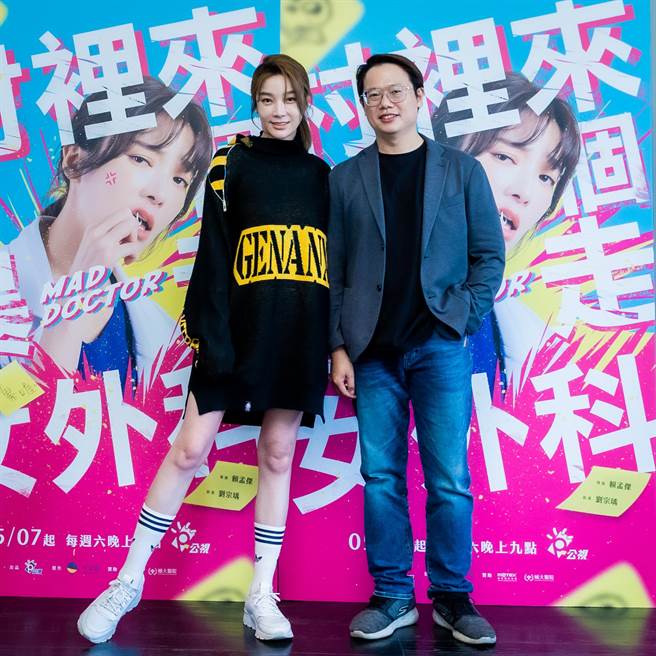 蔡淑臻主演、赖孟杰执导的《村里来了个暴走女外科》试片口碑极佳。（公视提供）