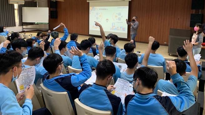 劳动力发展署中彰投分署连续十年开办双轨训练旗舰计画，参加者结训后可一举拿到结训证书、专业证照与大专院校毕业证书，还有机会无缝接轨直接就业，今年9月预计招收393个训练名额，是近5年最多。（中彰投分署提供／谢琼云彰化传真）