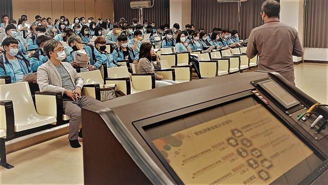 劳动力发展署中彰投分署连续十年开办双轨训练旗舰计画，参加者结训后可一举拿到结训证书、专业证照与大专院校毕业证书，还有机会无缝接轨直接就业，今年9月预计招收393个训练名额，是近5年最多。（中彰投分署提供／谢琼云彰化传真）