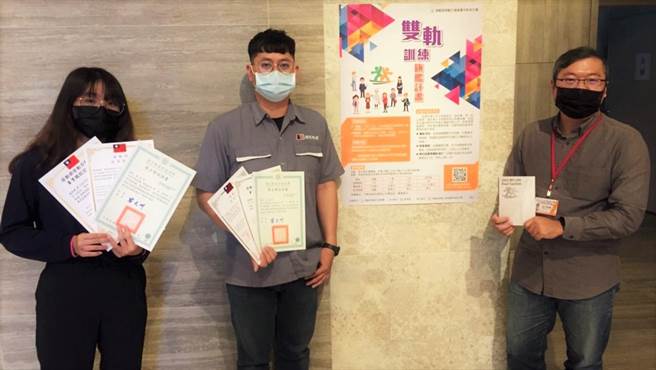 劳动力发展署中彰投分署连续十年开办双轨训练旗舰计画，勤益科大资讯工程系微科技职类的白书铕（左2）、欧佳婷（左1）分别在前年和去年6月毕业，并顺利获得昭松科技公司留用。（中彰投分署提供／谢琼云彰化传真）