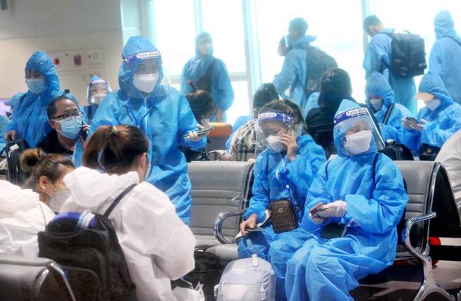 在桃園機場入境管制區內，一群剛下機的越籍移工準備落地篩檢。圖中非新聞當事人。（范揚光攝）
