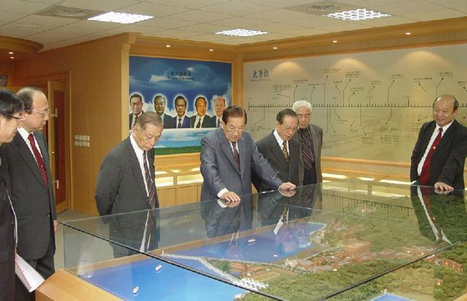 2004年时中山大学歷任校长李焕（中）、赵金祁（右二）、林基源（右三）、刘维琪（左二）与现任校长张宗仁（右），一起出席校庆看着中山大学有如今的规模，感触良多。（许志强摄）