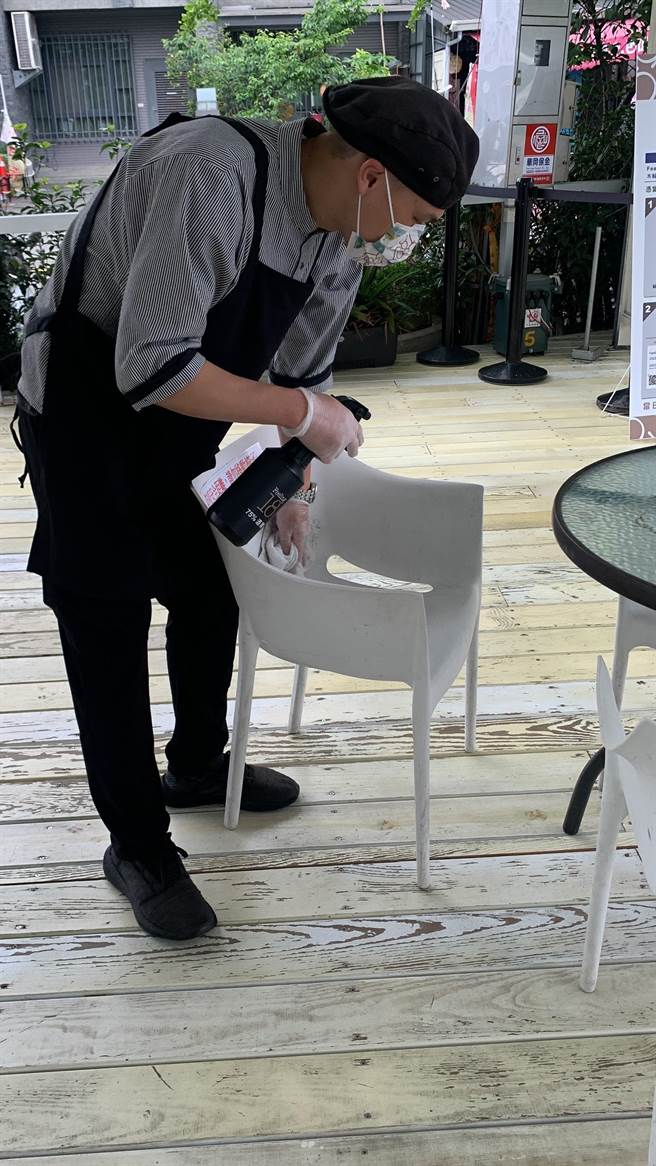 南投县有外县市来的确诊者足迹，业者进行清消。（南投县政府提供／廖志晃南投传真）