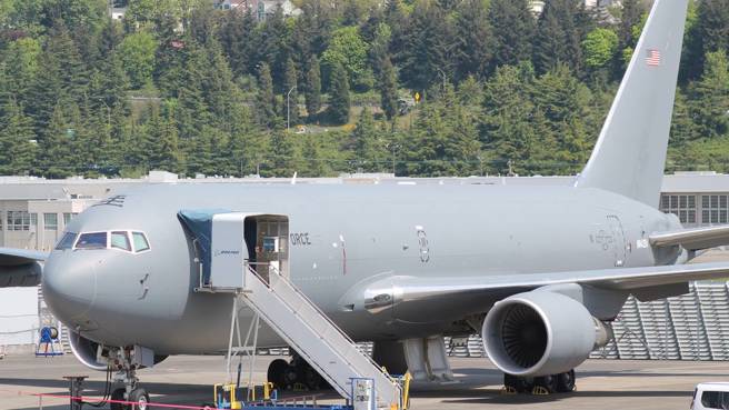 KC-46中间的舱门明显较小，它是紧急逃生门，目前发现它无法有效打开，被舱内的装饰板挡住。(图/美国空军)