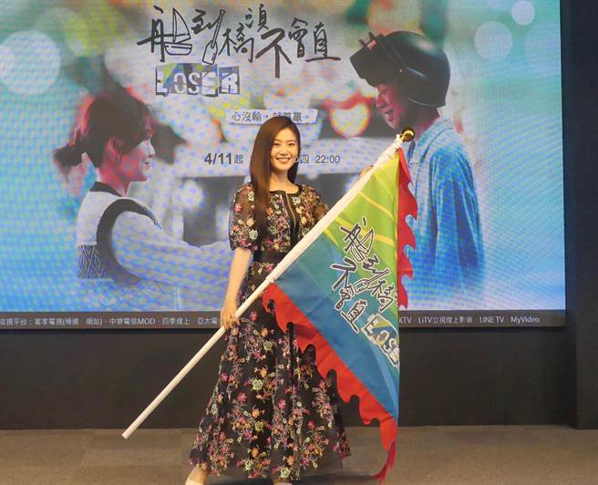 楊小黎在《船到橋頭不會直》飾演魯蛇出征競選里長的家家。（客家電視提供）