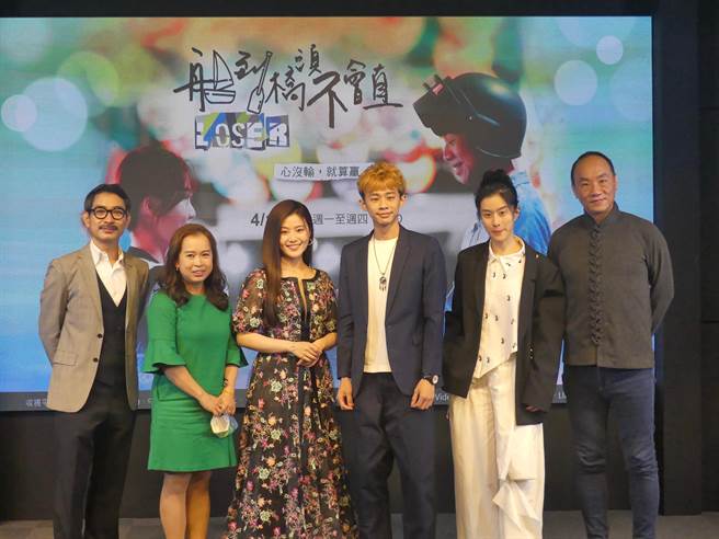 《船到橋頭不會直》主演群，左起謝其文、莫愛芳、楊小黎、吳政迪、廖曉彤、王自強。（客家電視提供）