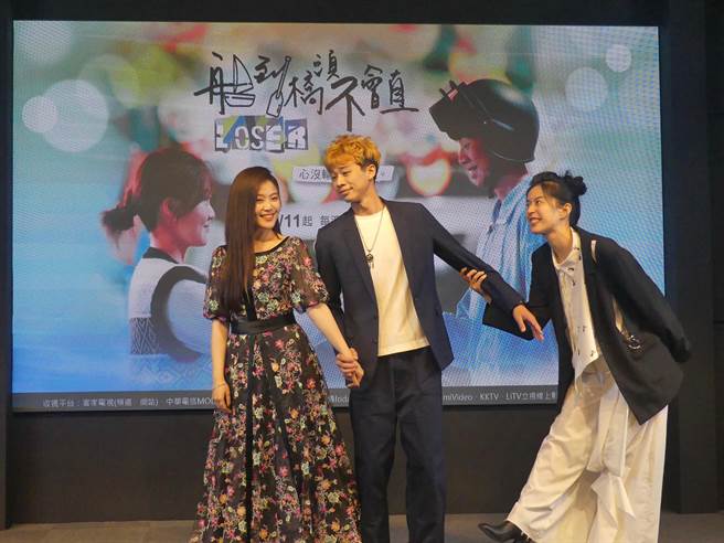 《船到橋頭不會直》楊小黎（左起）、吳政迪、廖曉彤逗趣重現劇中的愛情關係。（客家電視提供）