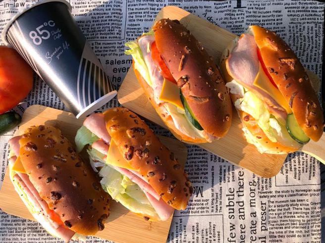 （85度C推出二款起司堡，标榜满满都是起司和火腿或里肌肉，嘴巴要够大才能吃它。图／85度C）