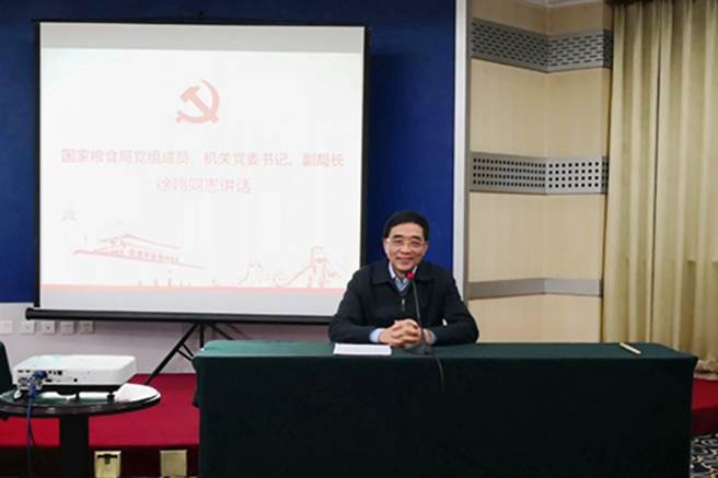 2017年12月20日，中国国家粮食局机关团委举办「认真学习十九大、青春添彩粮食梦」主题知识竞赛活动，时任副局长徐鸣出席活动并作中共十九大精神辅导报告。（中国国家粮食和物资储备局）