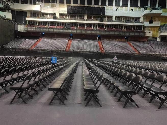 天后張惠妹日前在台北小巨蛋熱鬧開唱，稍早卻有消息傳出，疑似有參與演唱會的觀眾確診，讓不少民眾人心惶惶。（北捷提供）