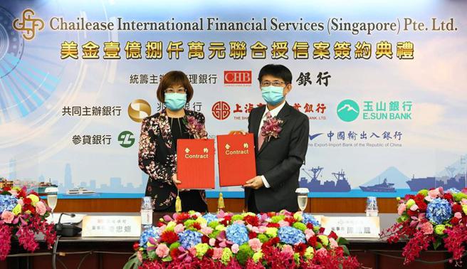 （彰化銀行統籌主辦中租控股子公司CIFSS 1.8億美元聯貸案完成簽約，左為彰化銀行董事長凌忠嫄，右為中租控股董事長陳鳳龍。圖／彰化銀行提供）