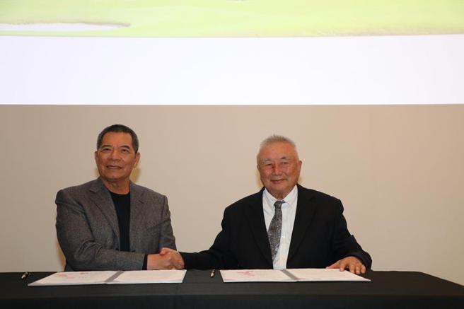 （忠泰宣布开展第一个造镇开发案，由忠泰董事长李忠义(左)与大冈山球场长山育乐董事长卓忠吉进行签约仪式。图／李丽满）