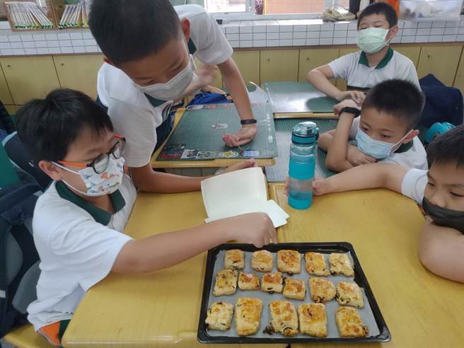 全教總與育秀基金會推動「食農學堂計畫」，由台中市教師職業工會協辦活動，指導小朋友製作「司康」點心，體驗從產地到餐桌的經驗。（台中市教師職業工會提供／陳淑芬台中傳真）