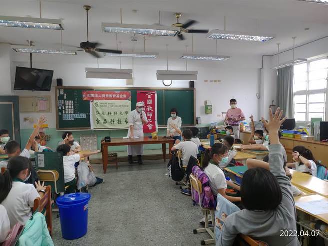 全教總與育秀基金會推動「食農學堂計畫」，由台中市教師職業工會協辦活動，指導小朋友製作「司康」點心，體驗從產地到餐桌的經驗。（台中市教師職業工會提供／陳淑芬台中傳真）