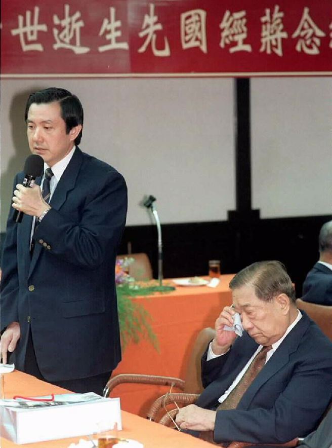 1998年馬英九參加國民黨黨史會舉辦的紀念蔣經國先生口述歷史座談會，憶及經國先生生平往事時，馬英九聲音哽咽，總統府資政李煥似乎心有同感的擦拭著眼角。（中時檔案照，洪聖飛攝）