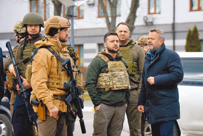 俄羅斯軍隊與烏克蘭軍隊在靠近基輔的布查鎮激戰後，烏克蘭總統澤倫斯基（圖中）現身布查鎮。（圖/路透）
