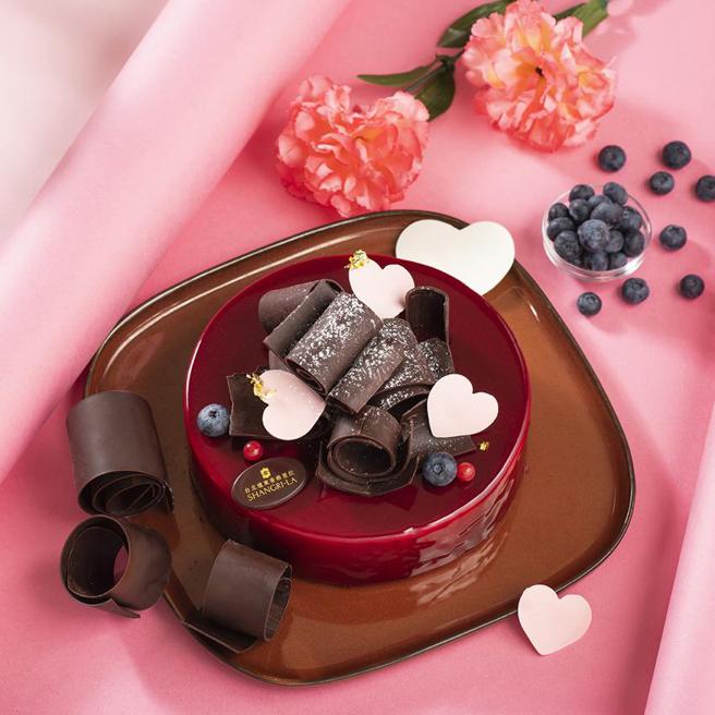 （台北遠東香格里拉推出食宿孝親方案搶母親節商機，The Cake Room特別推出「舞蝶玫瑰園」和「冰紛莓一刻」母親節限定蛋糕。圖／台北遠東香格里拉飯店提供）