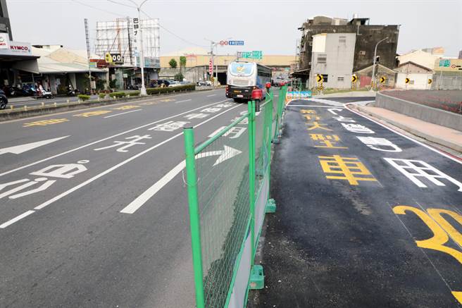 大湾交流道周边长年交通壅塞，工务局在大湾交流道东侧增设右转衔接车道、西侧开辟復兴路往南引道。(台南市政府提供／曹婷婷台南传真)