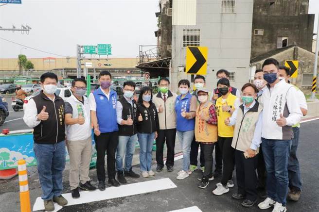 台南市长黄伟哲（左六）今前往视察。(台南市政府提供／曹婷婷台南传真)