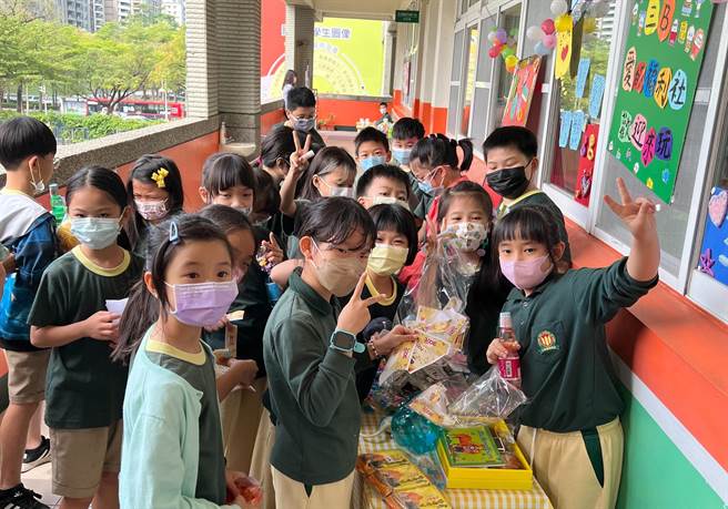 华艺附小爱心园游会义卖所得助弱势。（校方提供）