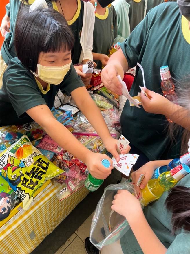 华艺附小爱心园游会义卖所得助弱势。（校方提供）