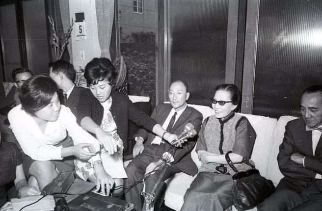 1968年享誉菊坛着名余派鬚生孟小冬（冬皇）女士（右二）记者会。孟小冬因不堪红卫兵在香港作乱，于1967年9月12日搭乘安庆轮自香港抵达基隆，她是上海闻人杜月笙的第二夫人。（中时檔案照／蒋杰摄）